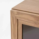 L'accessorio perfetto per la casa: armadietto in vetro con ante, dal design elegante e capiente