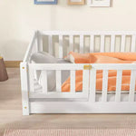 Letto a castello Sailvan con recinzione e porta, Struttura letto per bambini in legno massello per bambini piccoli
