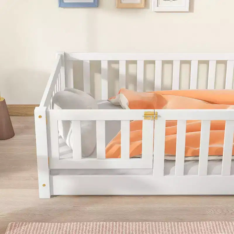 Letto a castello Sailvan con recinzione e porta, Struttura letto per bambini in legno massello per bambini piccoli