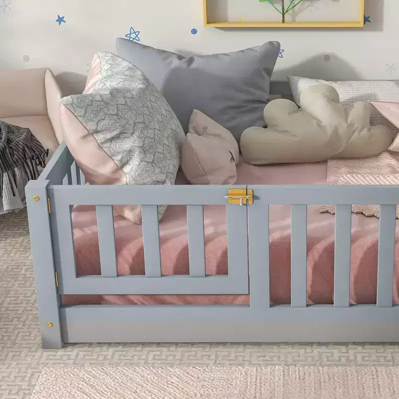 Letto a castello Sailvan con recinzione e porta, Struttura letto per bambini in legno massello per bambini piccoli