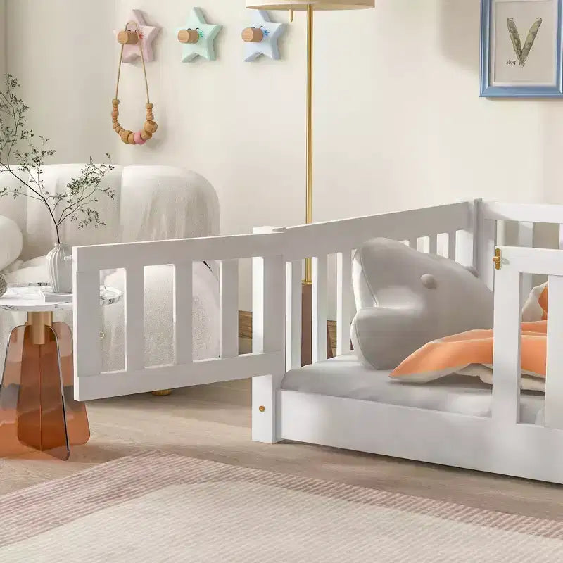 Letto a castello Sailvan con recinzione e porta, Struttura letto per bambini in legno massello per bambini piccoli