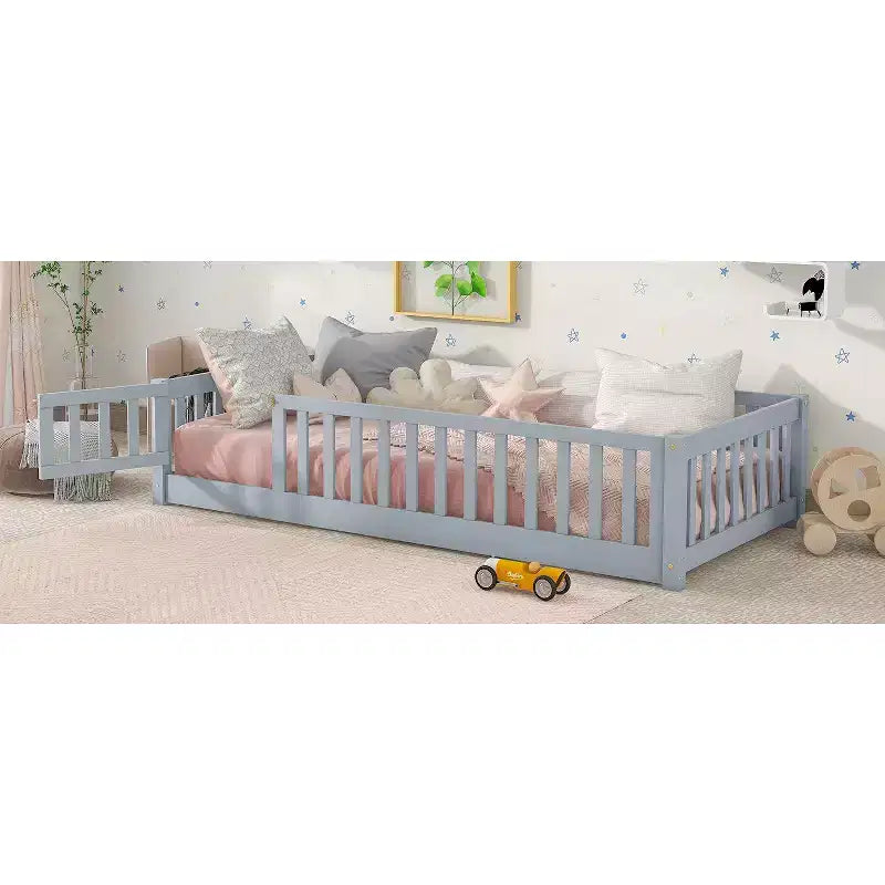 Letto a castello Sailvan con recinzione e porta, Struttura letto per bambini in legno massello per bambini piccoli