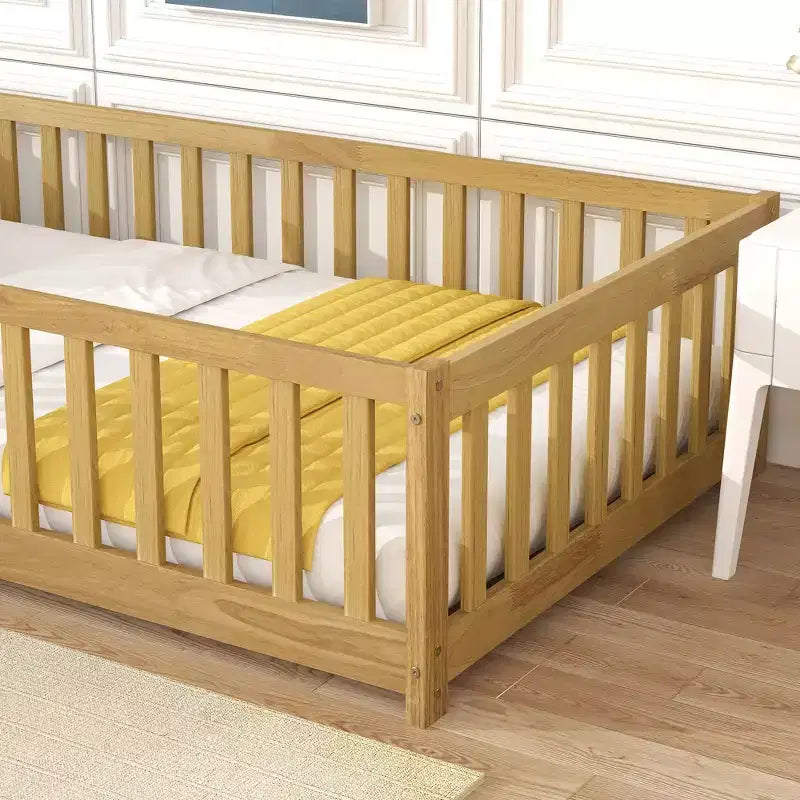Letto a castello Sailvan con recinzione e porta, Struttura letto per bambini in legno massello per bambini piccoli