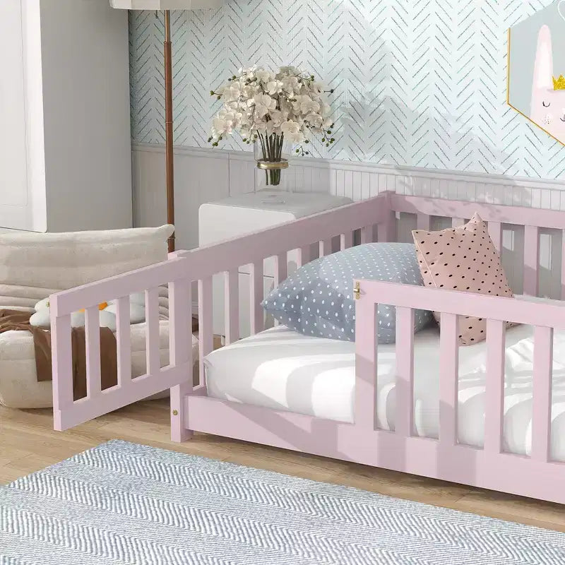 Letto a castello Sailvan con recinzione e porta, Struttura letto per bambini in legno massello per bambini piccoli