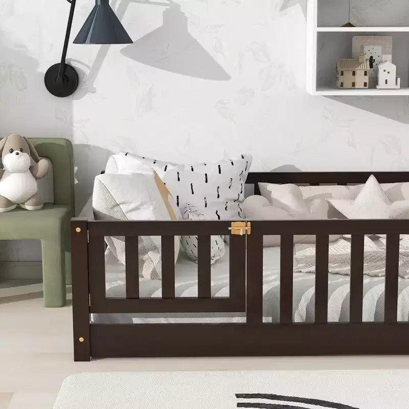 Letto a castello Sailvan con recinzione e porta, Struttura letto per bambini in legno massello per bambini piccoli