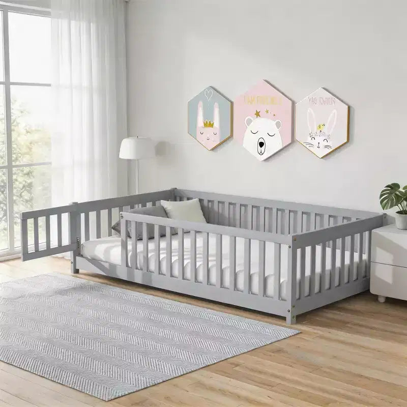 Letto a castello Sailvan con recinzione e porta, Struttura letto per bambini in legno massello per bambini piccoli