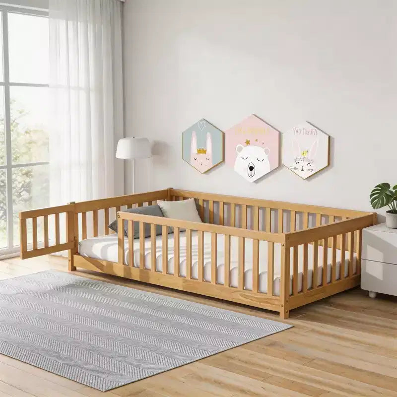 Letto a castello Sailvan con recinzione e porta, Struttura letto per bambini in legno massello per bambini piccoli