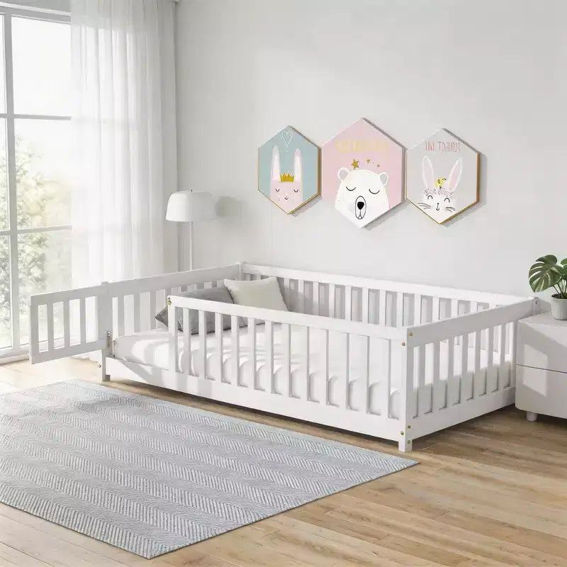 Letto a castello Sailvan con recinzione e porta, Struttura letto per bambini in legno massello per bambini piccoli