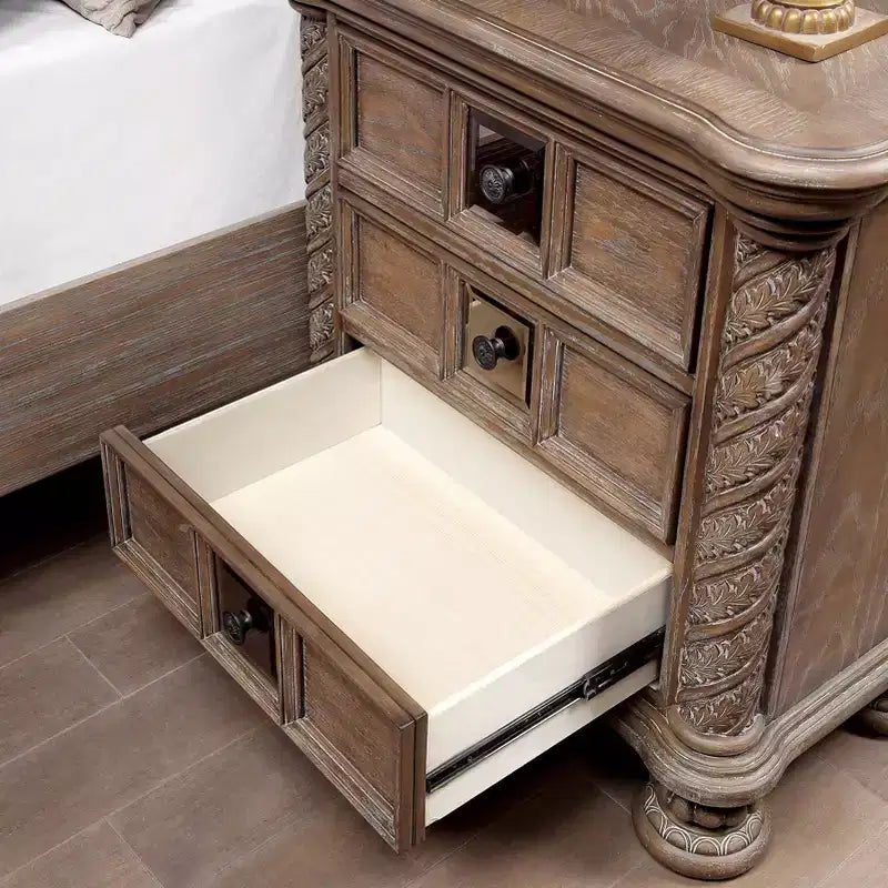 Comodino rustico a 3 cassetti con dettagli intagliati, tonalità naturale