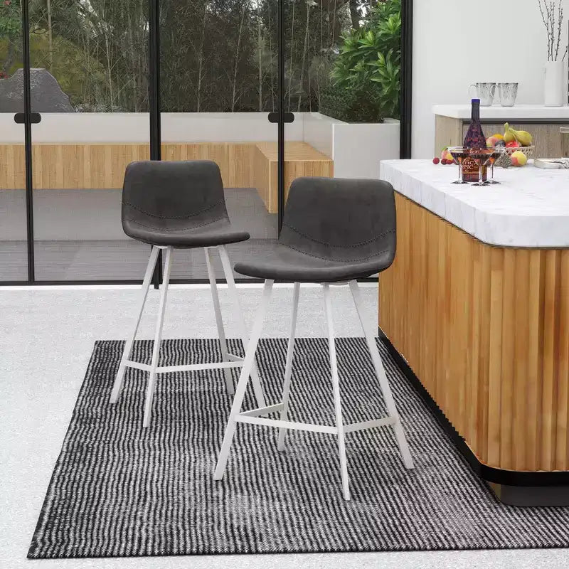 Sgabello da bar LeisureMod Elland 35 in pelle imbottita con base bianca in acciaio inossidabile - Sgabello moderno ad altezza bancone per cucina, bar e pub