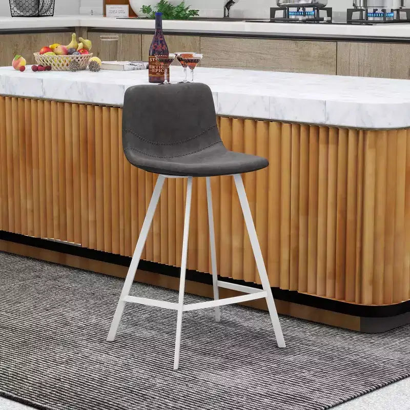 Sgabello da bar LeisureMod Elland 35 in pelle imbottita con base bianca in acciaio inossidabile - Sgabello moderno ad altezza bancone per cucina, bar e pub