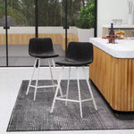 Sgabello da bar LeisureMod Elland 35 in pelle imbottita con base bianca in acciaio inossidabile - Sgabello moderno ad altezza bancone per cucina, bar e pub