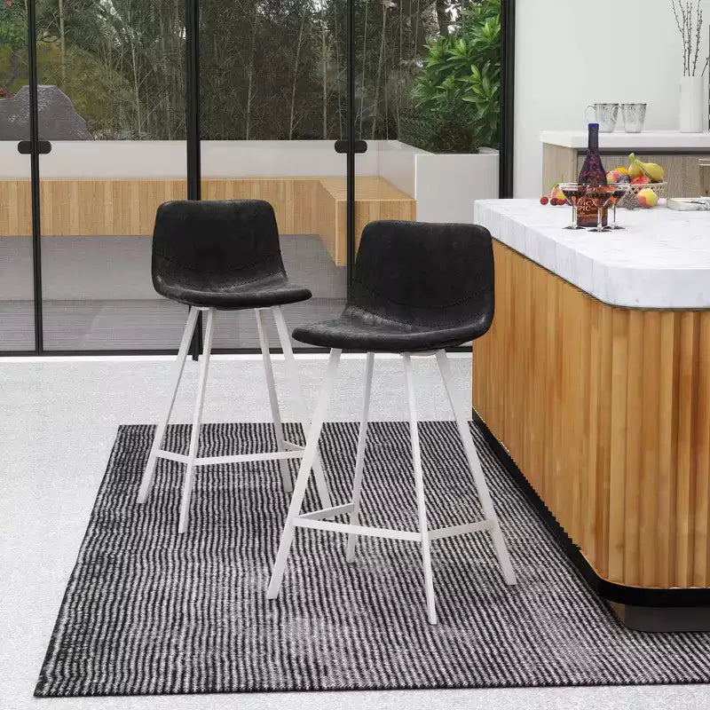 Sgabello da bar LeisureMod Elland 35 in pelle imbottita con base bianca in acciaio inossidabile - Sgabello moderno ad altezza bancone per cucina, bar e pub