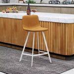 Sgabello da bar LeisureMod Elland 35 in pelle imbottita con base bianca in acciaio inossidabile - Sgabello moderno ad altezza bancone per cucina, bar e pub