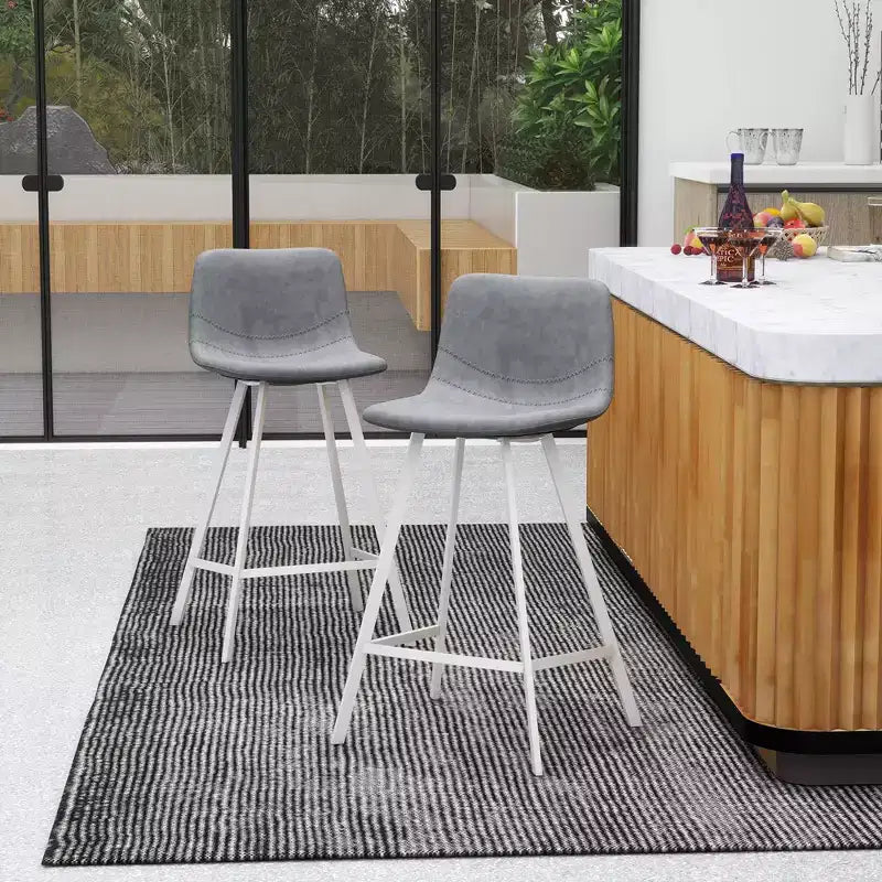 Sgabello da bar LeisureMod Elland 35 in pelle imbottita con base bianca in acciaio inossidabile - Sgabello moderno ad altezza bancone per cucina, bar e pub