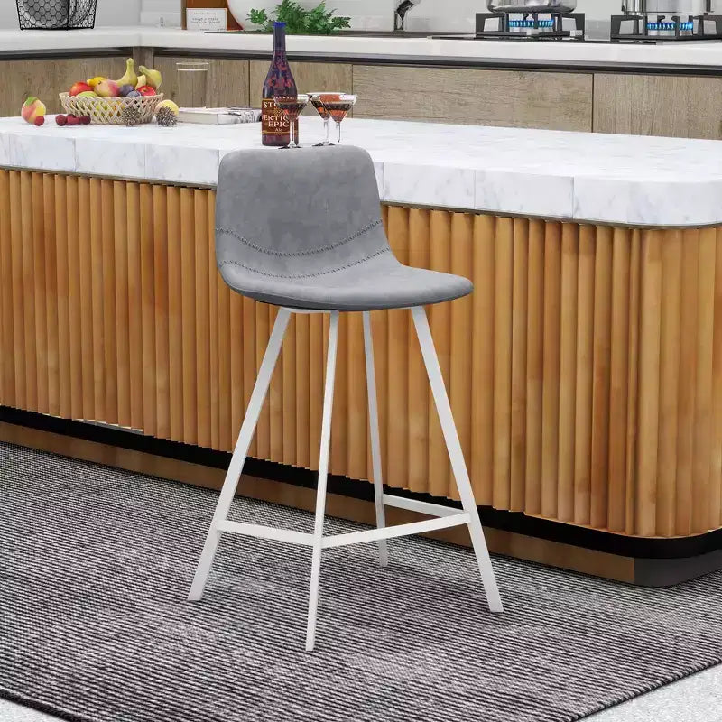 Sgabello da bar LeisureMod Elland 35 in pelle imbottita con base bianca in acciaio inossidabile - Sgabello moderno ad altezza bancone per cucina, bar e pub