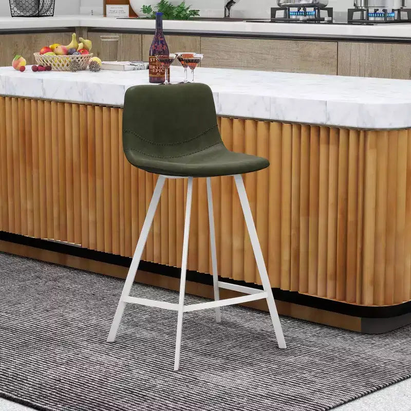 Sgabello da bar LeisureMod Elland 35 in pelle imbottita con base bianca in acciaio inossidabile - Sgabello moderno ad altezza bancone per cucina, bar e pub